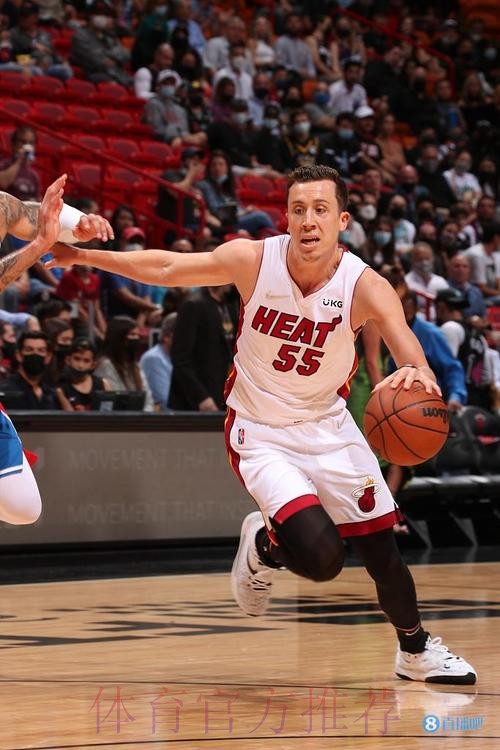 邓罗出战32分钟,三分11中5得到15分4篮板2助攻1抢断1盖帽 邓罗出战32分钟,三分11中5得到15分4篮板2助攻1抢断1盖帽